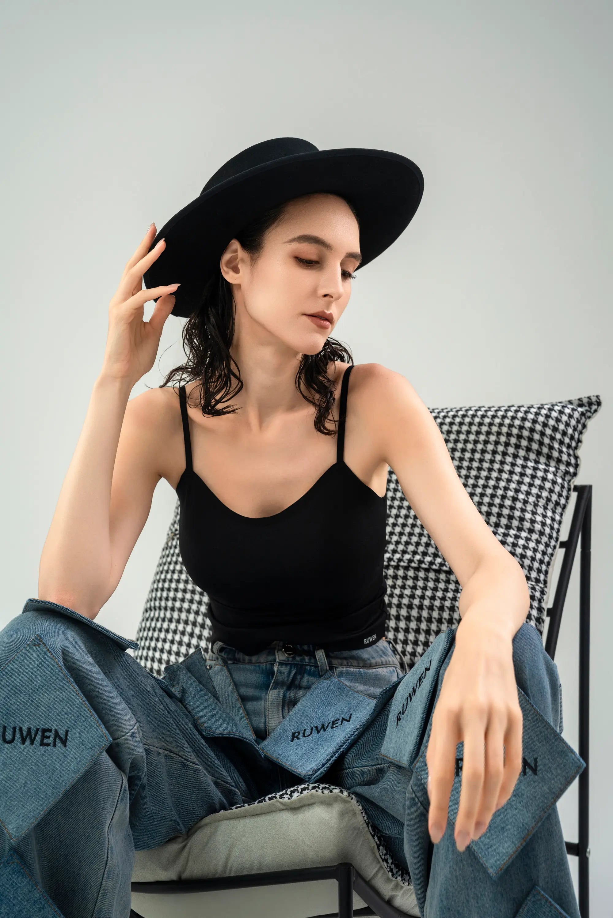 KISSY RUWEN ノンワイヤー スイートキャミトップブラ ブラック、快適な着心地のキャミソール型ブラトップ