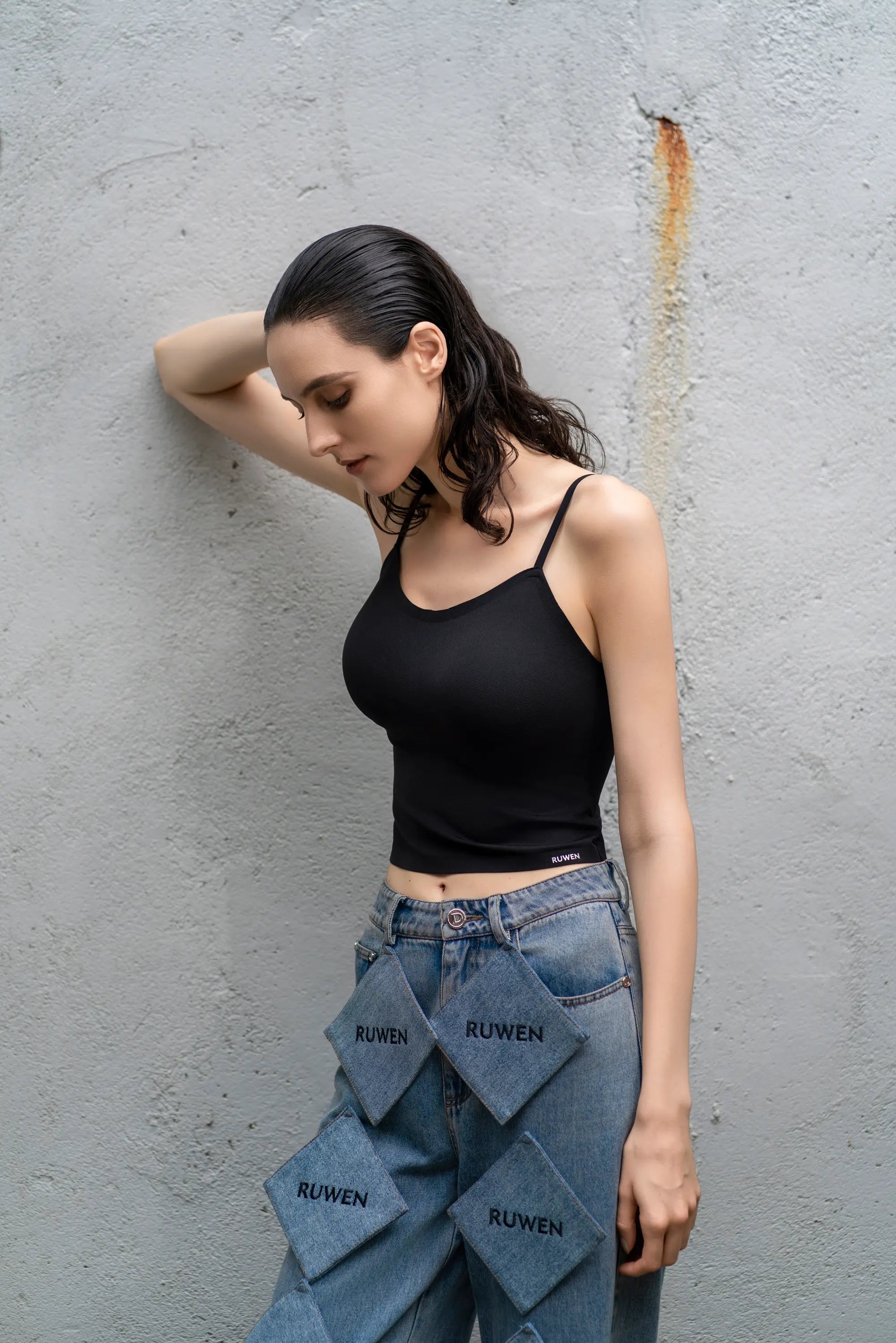 KISSY RUWEN ノンワイヤー スイートキャミトップブラ ブラック、快適な着心地のキャミソール型ブラトップ