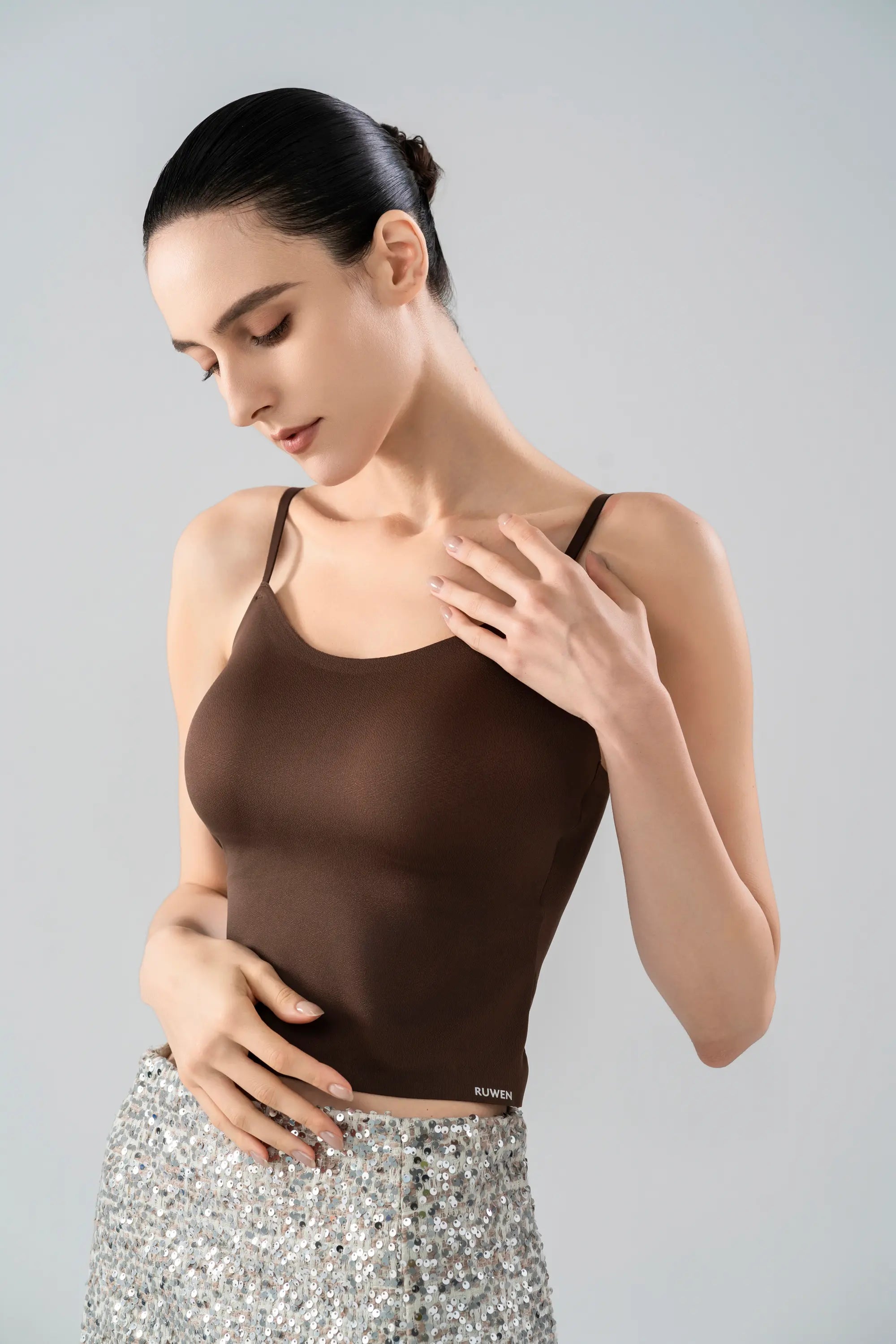 KISSY RUWEN ノンワイヤー スイートキャミトップブラ ブラウン、快適な着心地のキャミソール型ブラトップ