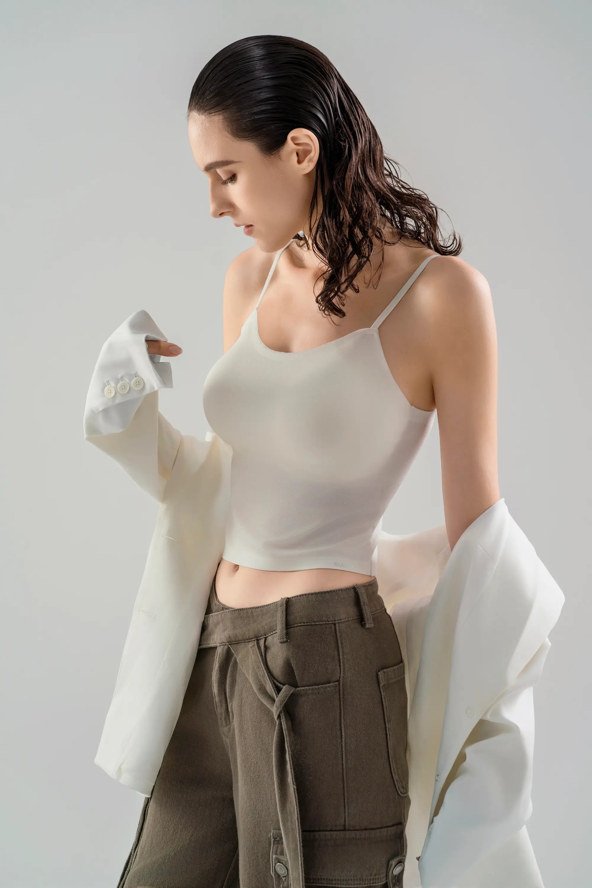 KISSY RUWEN ノンワイヤー スイートキャミトップブラ ホワイト、快適な着心地のキャミソール型ブラトップ