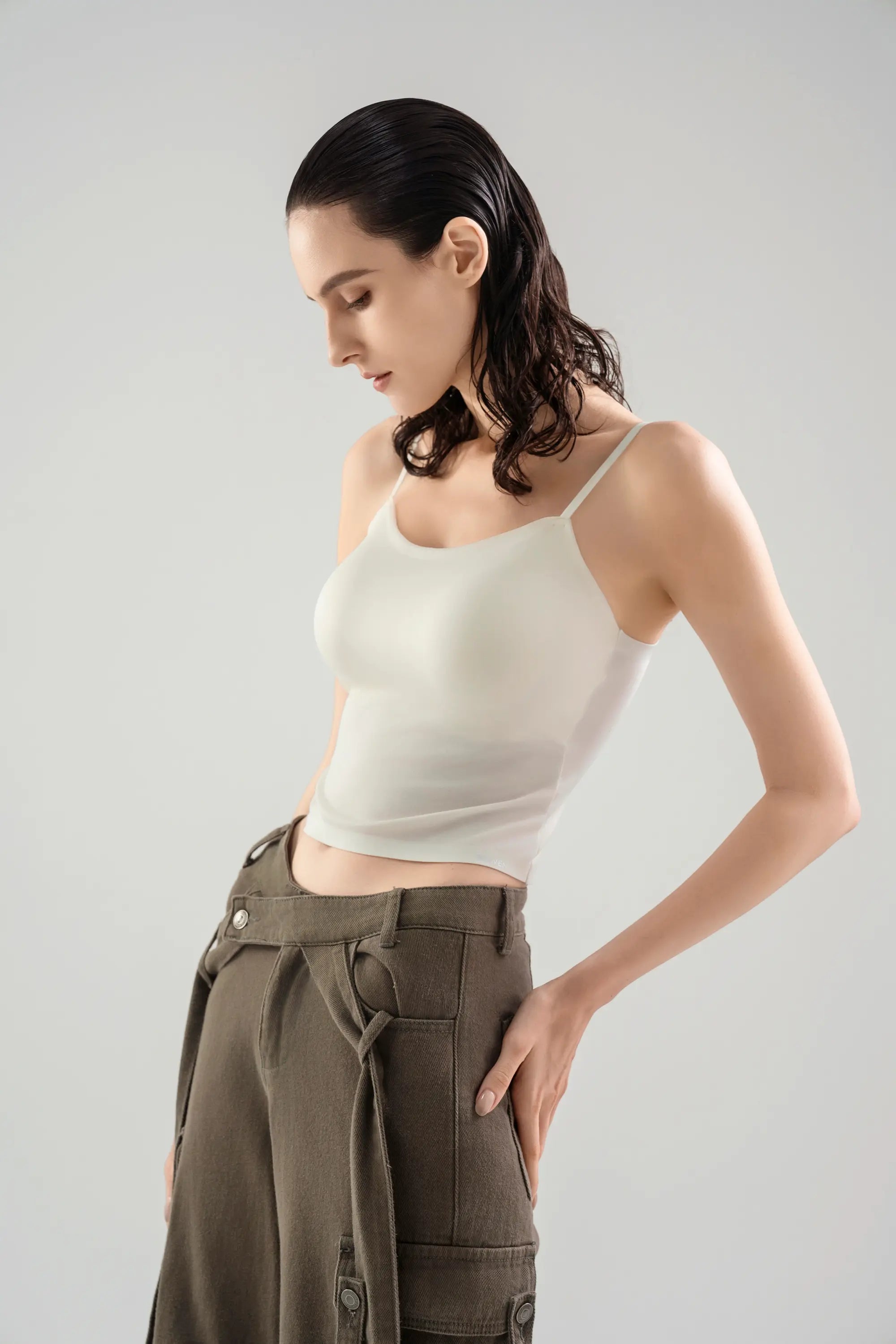 KISSY RUWEN ノンワイヤー スイートキャミトップブラ ホワイト、快適な着心地のキャミソール型ブラトップ