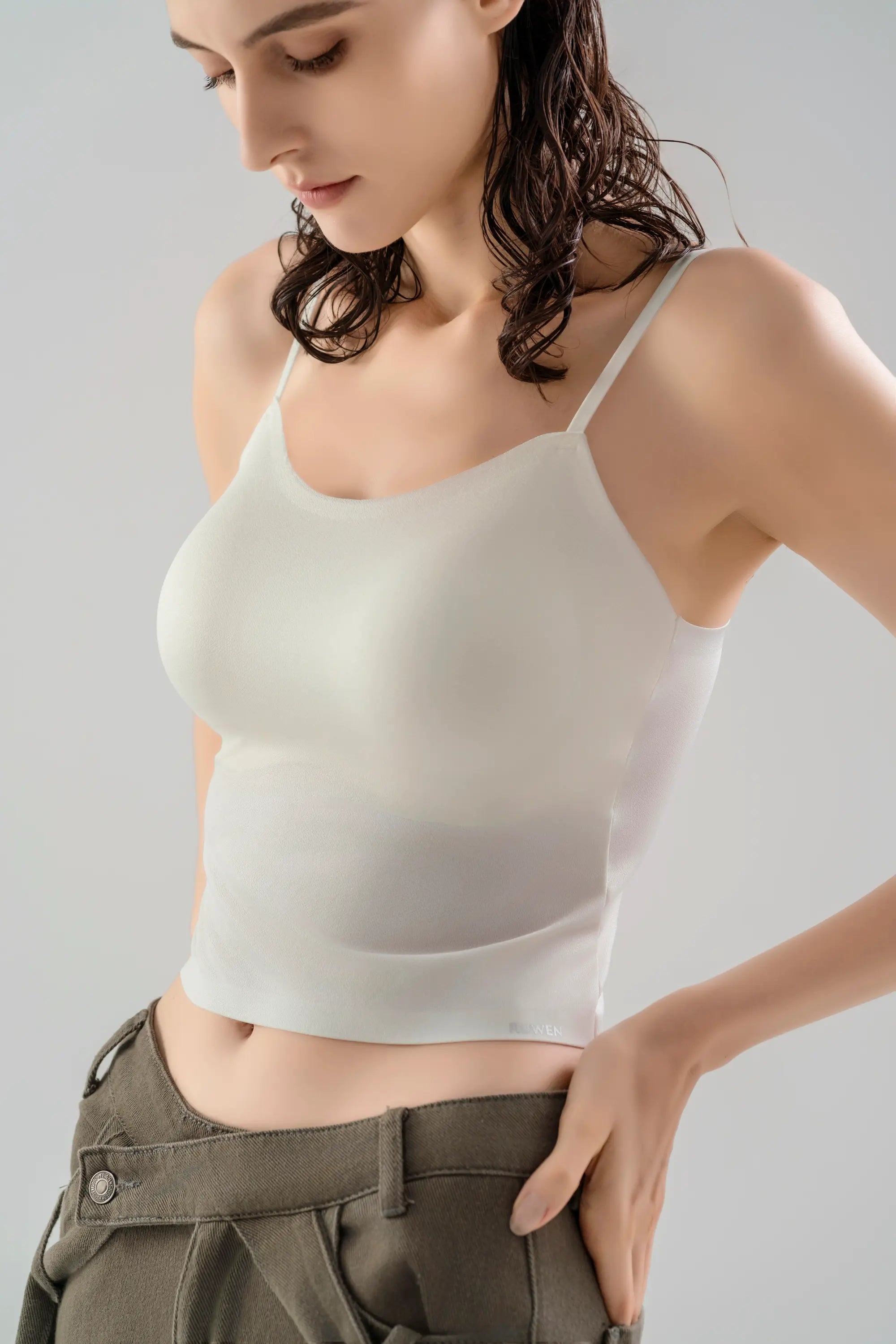 KISSY RUWEN ノンワイヤー スイートキャミトップブラ ホワイト、快適な着心地のキャミソール型ブラトップ